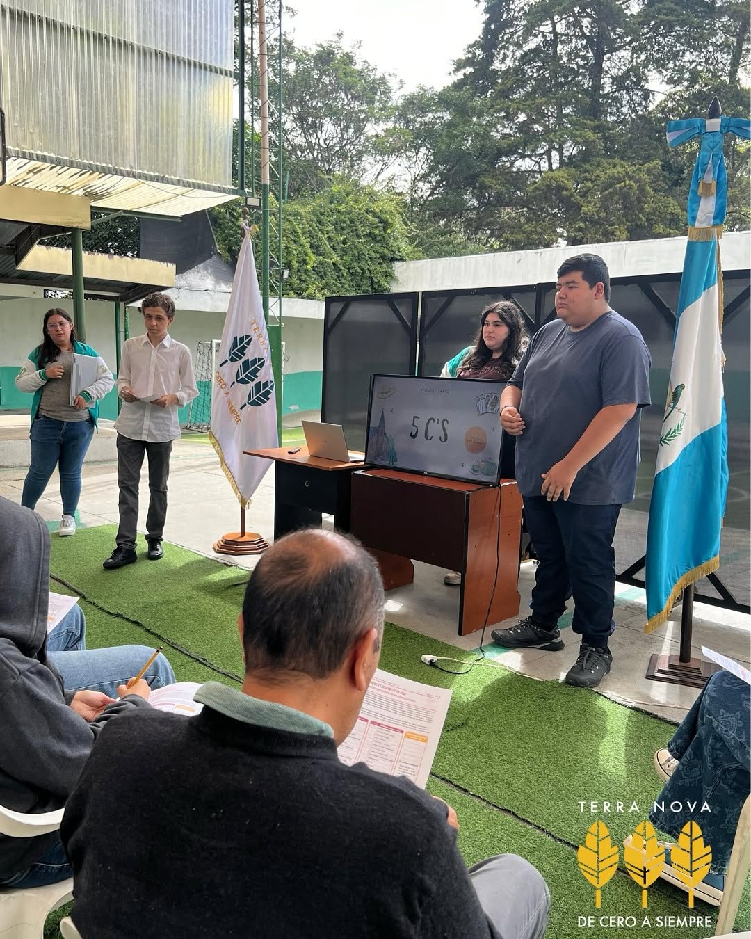 Comunidad educativa de Colegio Terranova en Zona 15